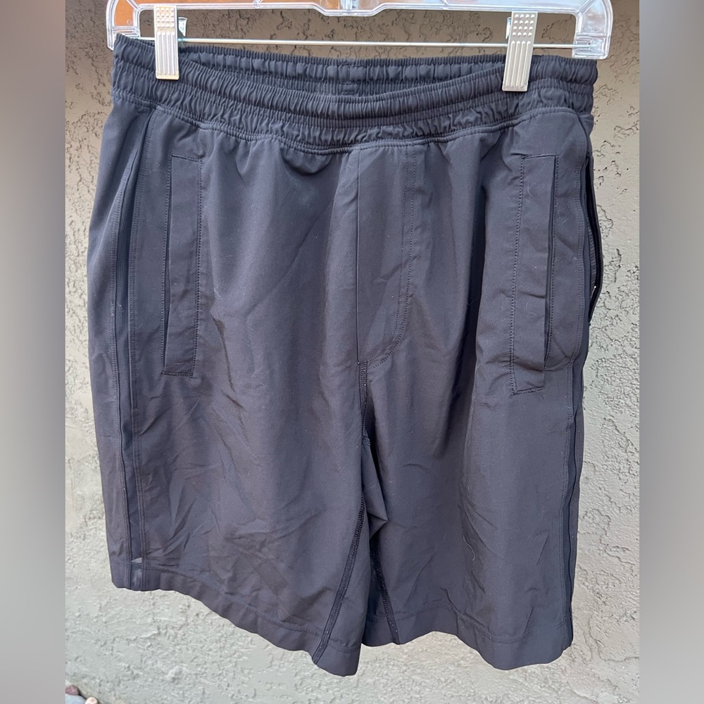 Lululemon men’s athletic shorts. Shorts liner inside